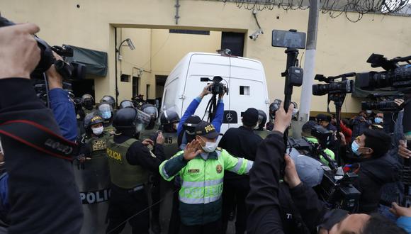 Decenas de policías custodiaron el traslado e ingreso de Yenifer Paredes al penal Anexo Mujeres de Chorrillos. (Fotos: jorge.cerdan/@photo.gec)