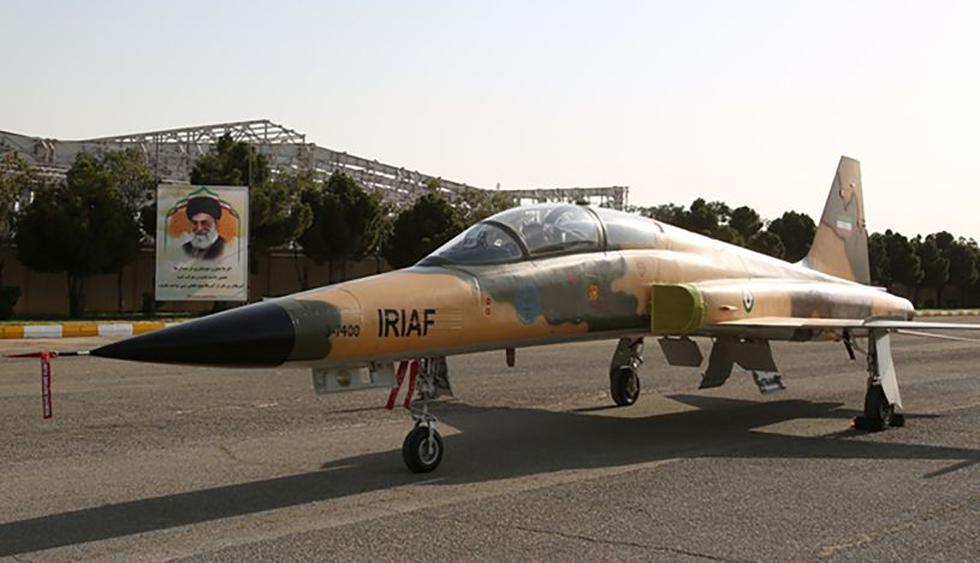Muestran el primer avión de combate 100% iraní en medio de fuertes tensiones con Estados Unidos. (Foto: AFP)