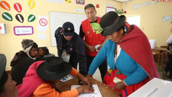 Primeras elecciones en las que participaron las mujeres peruanas se dieron en 1956. (USI)
