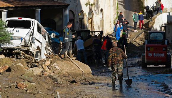 La gente trabaja en la calle dañada en Casamicciola el 27 de noviembre de 2022, luego de las fuertes lluvias que provocaron un deslizamiento de tierra en la isla de Ischia, en el sur de Italia. (Foto por ELIANO IMPERATO / AFP)