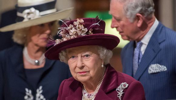 Carlos de Gales, Camila de Cornualles y la reina Isabel II del Reino Unido. (Foto: AFP)