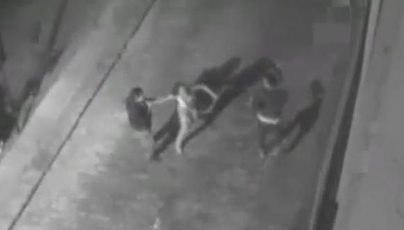Arequipa: Mujer es captada por cámaras de seguridad mientras agrede brutalmente a su pareja (YouTube/HBA Noticias)
