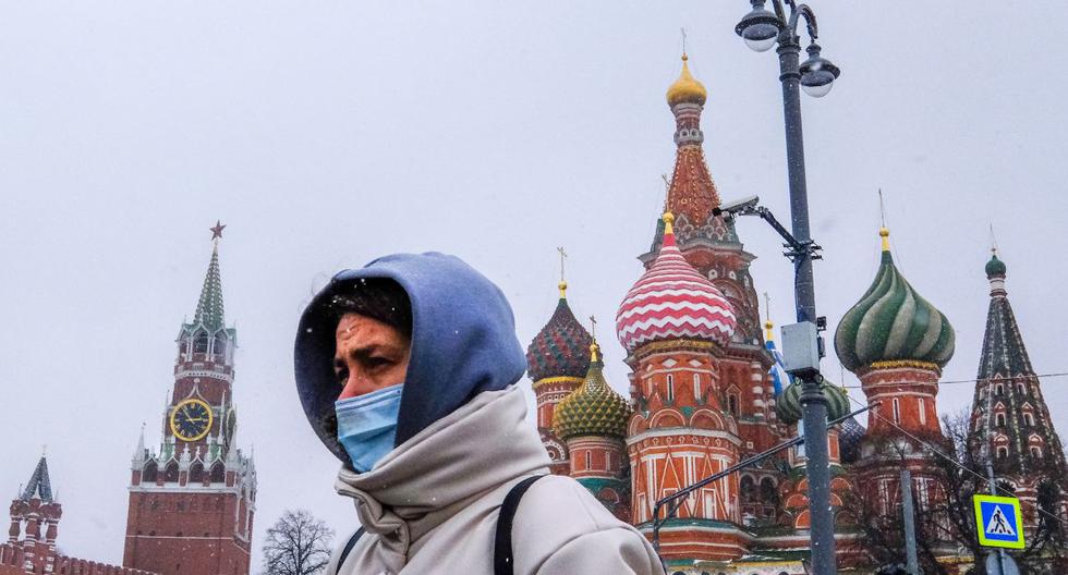 Una persona es vista caminando en Moscú, Rusia en medio de la pandemia de coronavirus. (Foto: Yuri KADOBNOV / AFP).