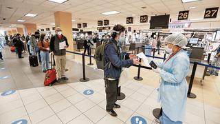 Gremio hotelero solicitan al Gobierno la eliminación del metro de distancia en los aeropuertos