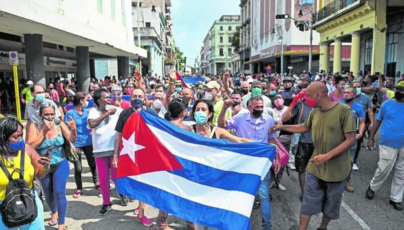 Por la libertad. Nunca antes las manifestaciones contra la dictadura en Cuba habían alcanzado niveles como los vistos en julio de 2021. (Foto: AFP)