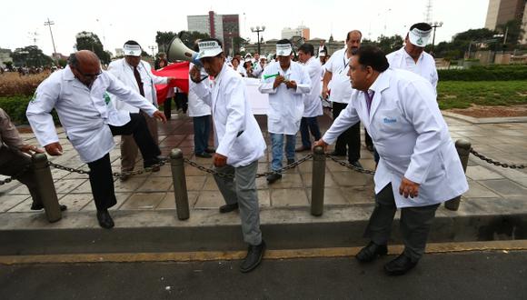 Radicalizarán huelga. Médicos amenazan con abandonar los hospitales desde mañana. (Rafael Cornejo)
