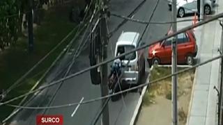 Motociclista choca contra una miniván estacionada tras manejar distraída con el celular
