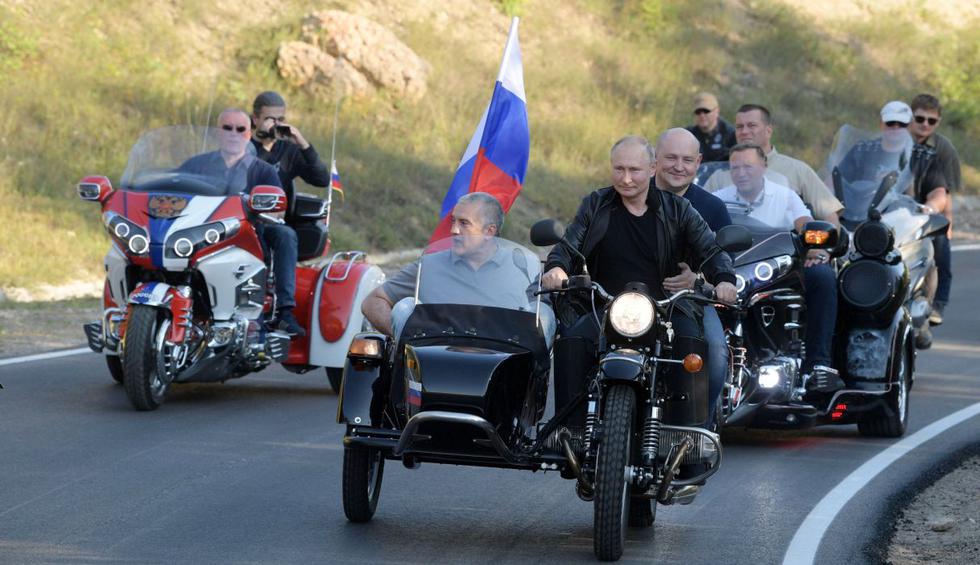 Vladimir Putin llega a encuentro de moteros en Crimea subido a una Ural. (Foto: Reuters)
