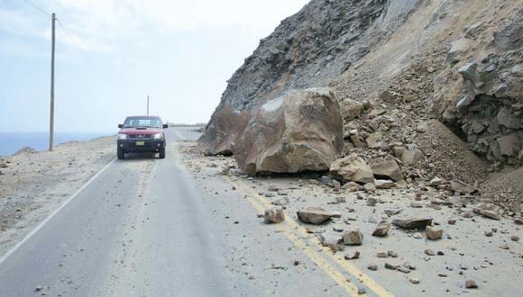 Piedras y rocas cubren 800 metros de la carretera Panamericana Sur, a la altura kilómetro 731. (Fuente: Gobierno Regional)