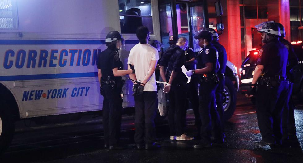 personas son arrestadas mientras continúan las protestas por el asesinato de George Floyd por un oficial de policía de Minneapolis el 03 de junio de 2020 en la ciudad de Nueva York. (AFP/Spencer Platt).
