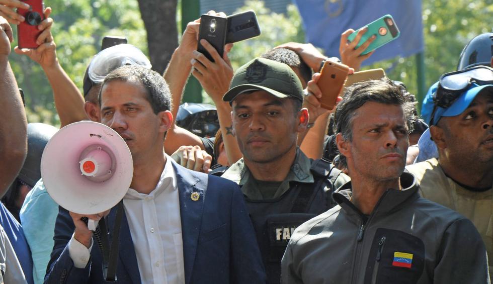 Era el 30 de abril de 2019. Amanecía en Caracas cuando Juan Guaidó, rodeado de un pequeño grupo de militares, dio el pistoletazo de salida a lo que prometía ser la gran apuesta que terminaría con el mandato de Nicolás Maduro. Un fallido levantamiento que, un año después, ha quedado en el olvido. (Federico PARRA / AFP).
