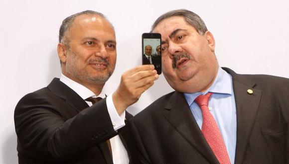 Hasta los políticos. Los ministros de Relaciones Exteriores de Emiratos Árabes e Iraq se tomaron una foto juntos practicando la que se considera la palabra del año. (AP)