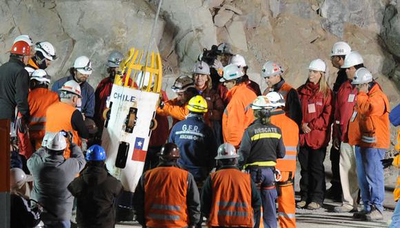 Manuel González inicia la operación de rescate de los 33 mineros atrapados en la mina San José, cerca de Copiapó, Chile, el 12 de octubre de 2010. (Foto de RODRIGO ARANGUA / AFP).