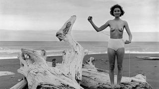 Lucy Hilmer, fotógrafa que desde hace 40 años se captura a sí misma en 'topless'