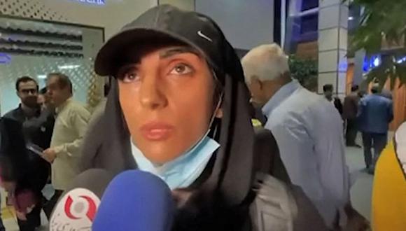 Elnaz Rekabi, una escaladora iraní que causó sensación al competir en un evento en el extranjero sin hiyab, dando una entrevista a su llegada al Aeropuerto Internacional Imam Khomeini en Teherán. . (Foto de IRNA / AFP)