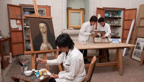 RECUPERADAS. Restauración de las pinturas, arte minucioso. (Foto: Javier Zapata)