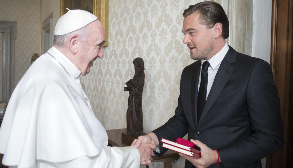 Leonardo DiCaprio se junta con el papa Francisco. (Reuters)