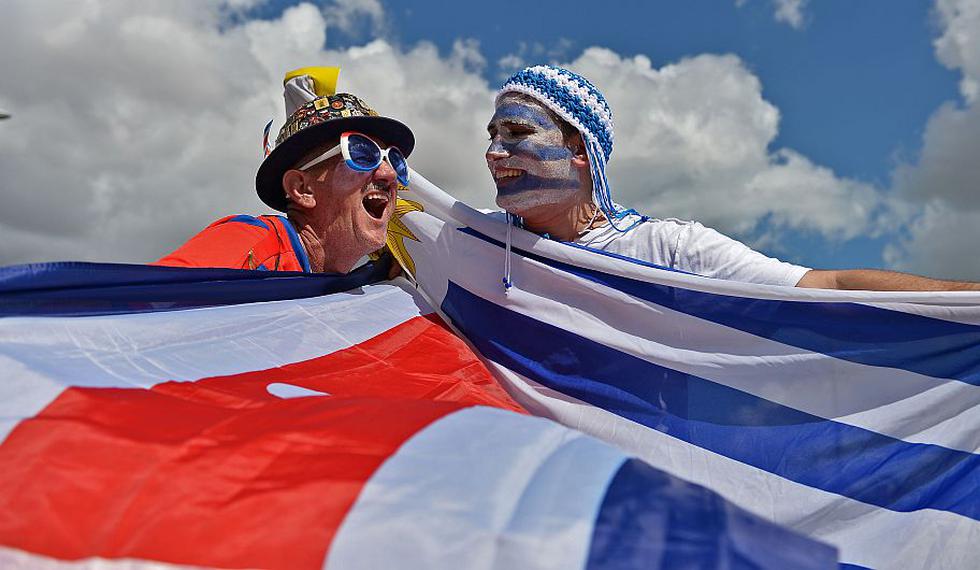 Hinchas de Costa Rica y Uruguay alentarán hoy a su selección en Fortaleza. (AFP)