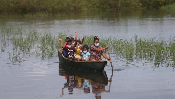 Ucayali. Niños de localidades aledañas llegaron al colegio navegando en una frágil embarcación.
