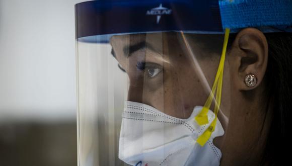 Piden mayores beneficios laborales para enfermeras que atienden pandemia del COVID-19. (Foto: AP)