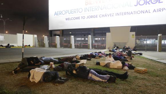 La mayoría de personas que durmieron en los exteriores del aeropuerto Jorge Chávez buscan regresar a sus hogares situados al interior del país. (Foto: GEC)