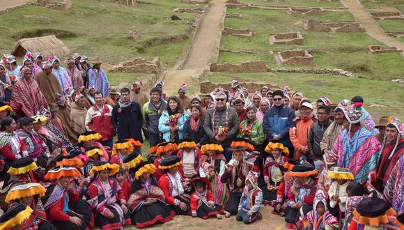 Autoridades y campesinos durante entrega de obra a cargo de la  Dirección de Cultura de Cusco. (Difusión).