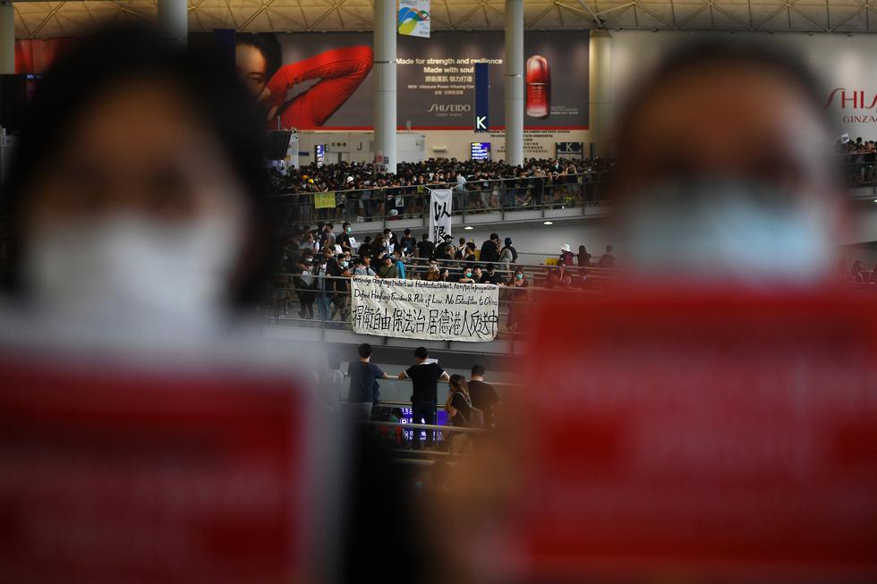 El vestíbulo de llegadas de su principal terminal es desde el viernes escenario de una multitudinaria protesta. (Foto: AFP)