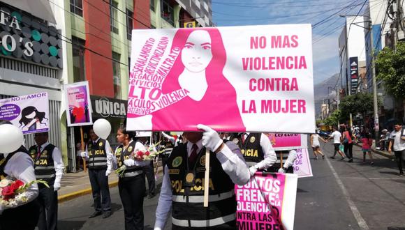 En el Día Internacional de la Mujer, los agentes policiales se movilizaron por las principales calles de Chimbote.