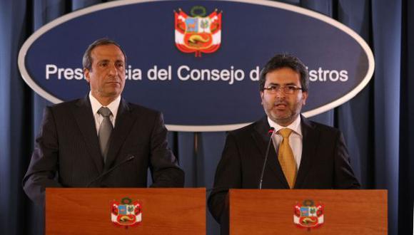 Contralor Fuad Khoury acompañó a Jiménez en conferencia de prensa. (Andina)