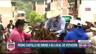 Pedro Castillo acudió a votar en Cajamarca montando una yegua en un accidentado recorrido