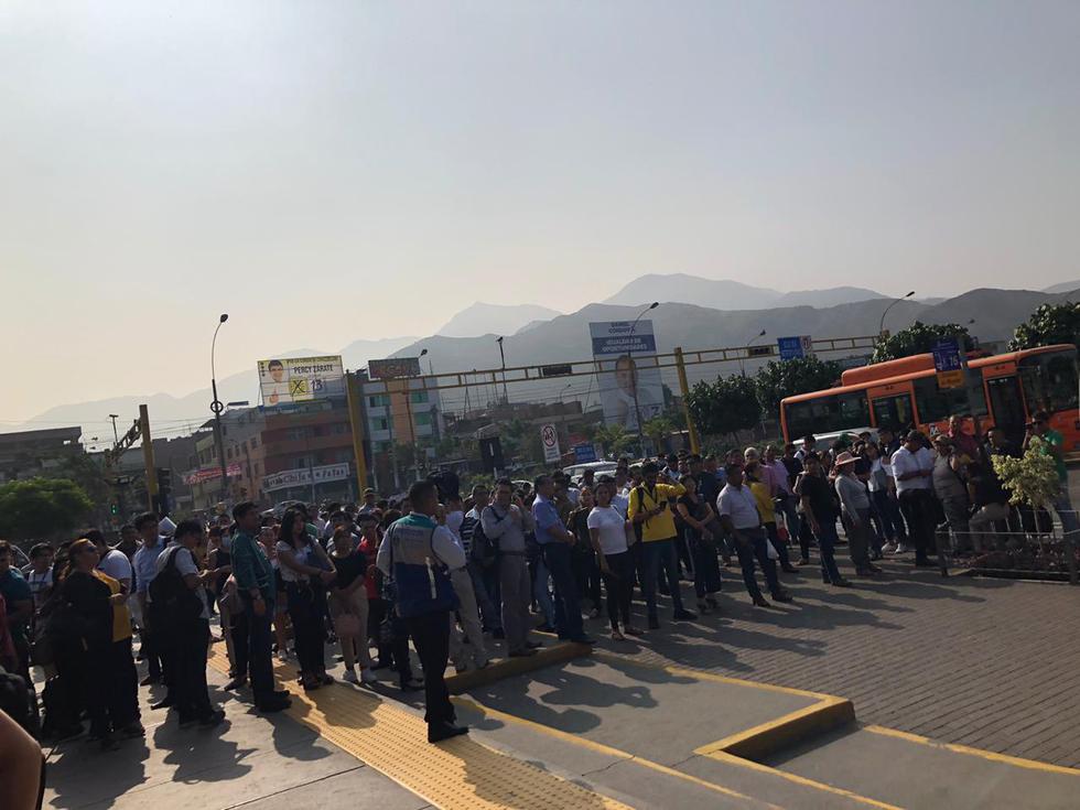 Usuarios sostienen que sus empleadores no les informaron sobre Emergencia Nacional y forman largas colas en la menciona estación.  (Fotos: María Alejandra García/Perú21)