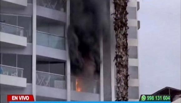 Al menos cuatro unidades de los bomberos atienden incendio en departamento de Miraflores. (Captura: Canal N)