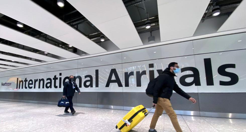 Viajeros en el aeropuerto de Heathrow, Londres, Reino Unido, el 13 de febrero de 2021. (REUTERS/Toby Melville).