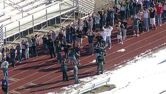 Los estudiantes de secundaria de Arapahoe de Centennial son evacuados en orden. (AP)
