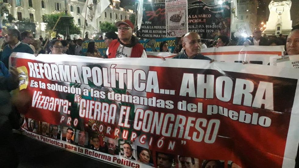 Un reducido grupo de diversos colectivos y organizaciones civiles van rumbo al Congreso. (Foto: David Tolentino)