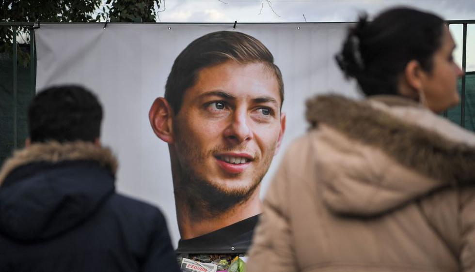 HInchas del Nantes realizando un homenaje al jugador argentino. (AFP)