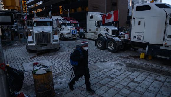 El fin de las medidas sanitarias es exigido por un movimiento de protesta que incluyó bloqueos fronterizos y que desde hace más de dos semanas paraliza la capital federal, Ottawa, ubicada en Ontario. (Foto: Ed JONES / AFP)