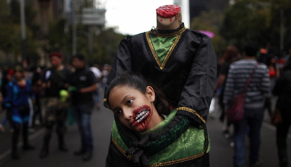 Cerca de 10.000 personas han desfilado en la Ciudad de México para celebrar la sétima edición del Zombie Walk. (Reuters)