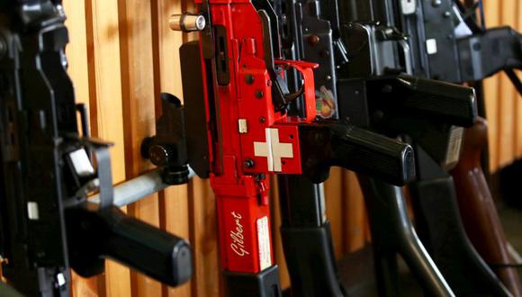 Suiza aprueba en referéndum aumentar las limitaciones a tenencia de armas. (Reuters)