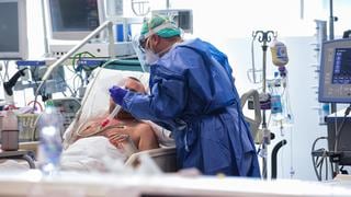 Italia recluta médicos y enfermeros para combatir al coronavirus en el norte