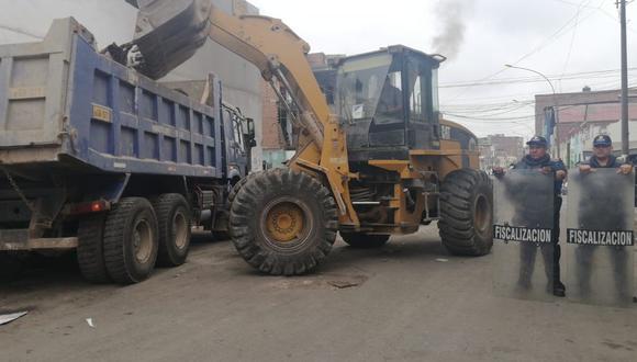 Trabajadores del Área de Servicios a la Ciudad, con la ayuda de un volquete y dos camiones, realizaron labores de limpieza y recojo de residuos sólidos. (Municipalidad de Lima)