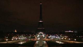 Tiroteo en Las Vegas:Torre Eiffel apaga sus luces por víctimas de la matanza