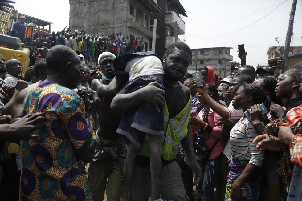 Las autoridades realizan esfuerzos para rescatar a las víctimas después de que un edificio escolar de tres pisos colapsara en Nigeria, en plena clase. (Foto: AP)