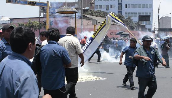 Paro de transportistas: Transportistas y Policía Nacional se enfrascaron en una gresca en el Centro de Lima. (Roberto Cáceres)