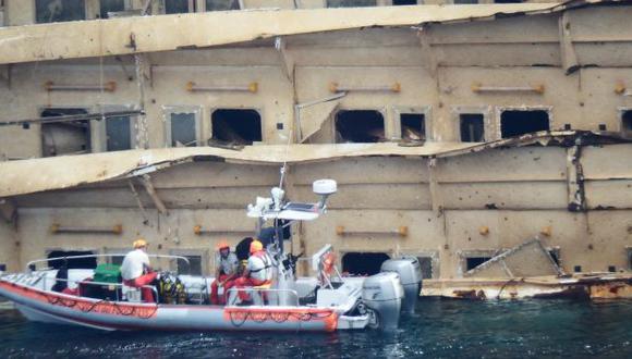 Bomberos ubicaron restos humanos en el puente 3 del Costa Concordia. (EFE)