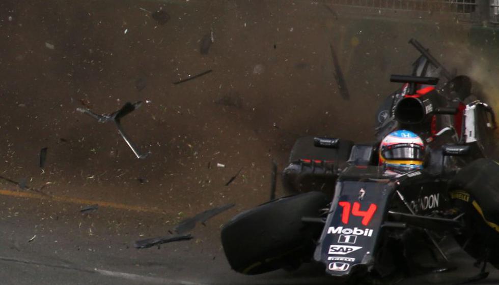 Fernando Alonso perdió el control de su vehículo tras chocar con la monoplaza del mexicano Esteban Gutiérrez. (AFP)