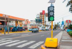 Instalan primer semáforo que funciona con energía solar en San Miguel