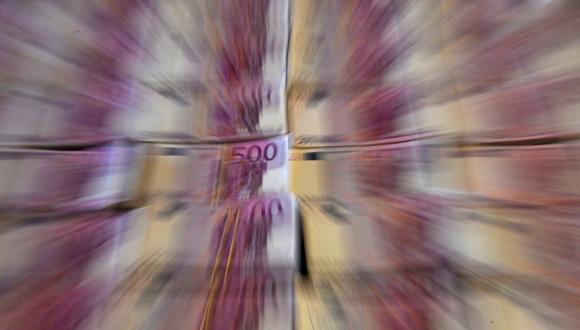 Una fotografía tomada el 6 de octubre de 2022 en Madrid muestra billetes falsos de 500 euros. (Foto de PIERRE-PHILIPPE MARCOU / AFP)