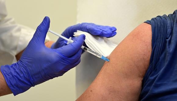 Un sanitario administra una dosis de la vacuna Johnson & Johnson (Janssen) contra el Covid-19, el 5 de agosto de 2021 en la farmacia Ambreck, en Milán, durante una campaña de vacunación a mayores de 60 años. (Foto por MIGUEL MEDINA / AFP)