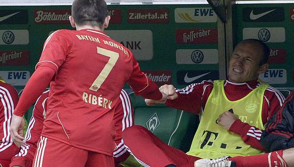 Ribéry saluda a Robben, que tiene el ojo cerrado por un puñetazo del francés. (AFP)